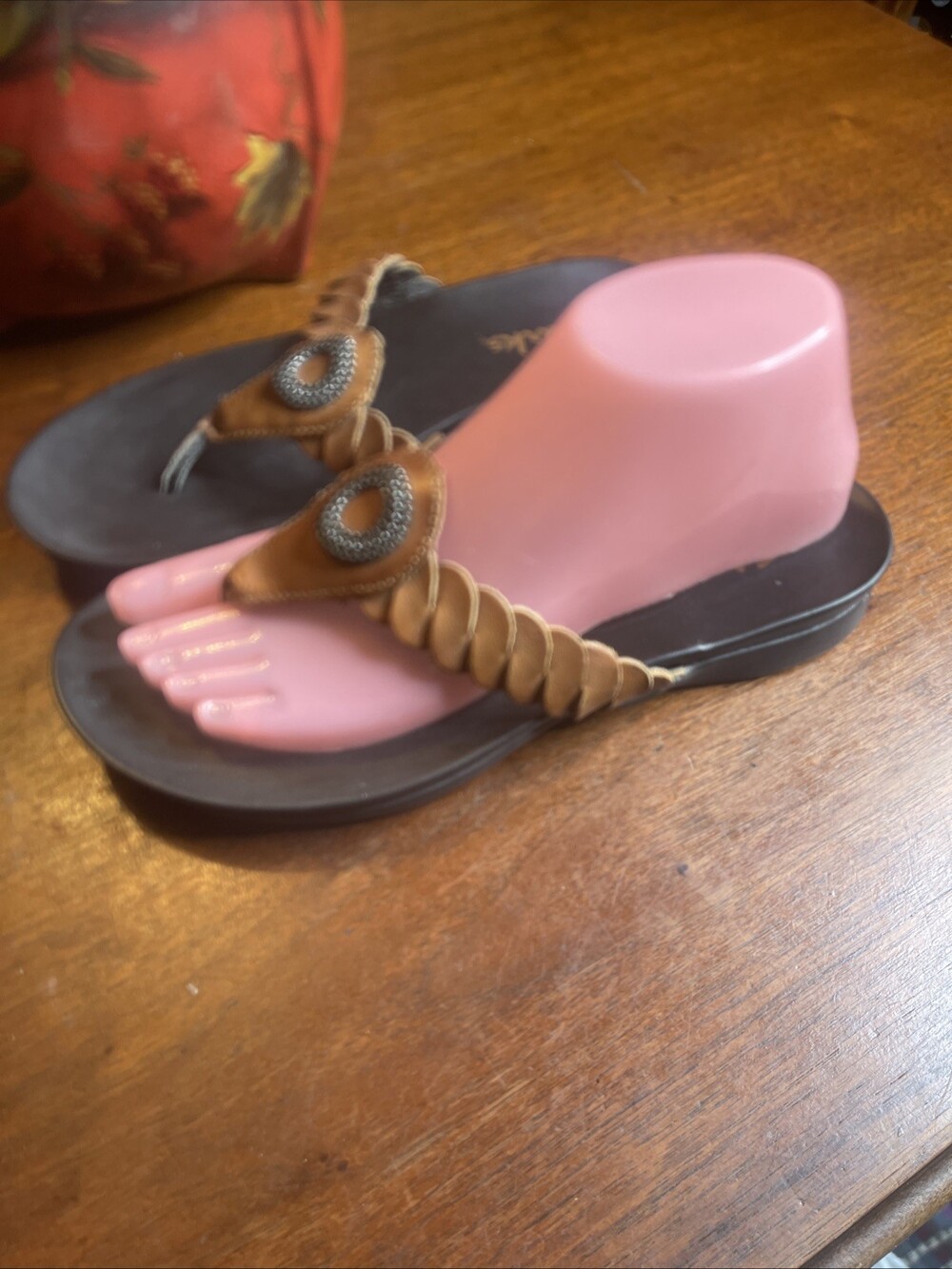 Clarks Leather Thong Flip Flops Size 7M Womens Collection Brown 8566 12/08